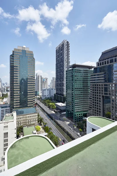 De moderne gebouwen van de wolkenkrabbers van de stad — Stockfoto