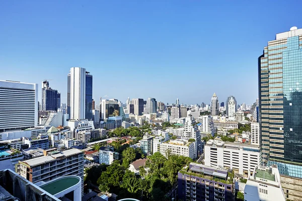 De moderne gebouwen van de wolkenkrabbers van de stad — Stockfoto