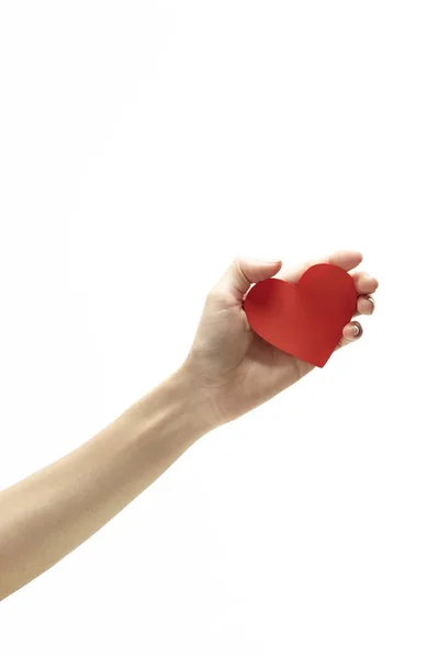 Corazón rojo en la mano de la mujer en blanco — Foto de Stock