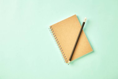 Pastel ofis masasında kalemli defter