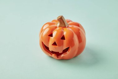 Pastel mavi arka plan üzerinde bir Halloween Pumpkin