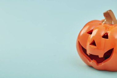 Pastel mavi arka plan üzerinde bir Halloween Pumpkin
