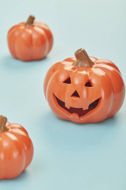 Pastel soluk mavi üzerinde parlayan jack fenerler