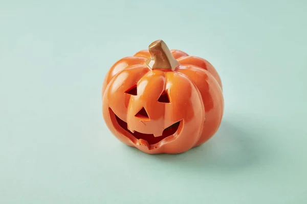 Una zucca di Halloween su sfondo blu pastello — Foto Stock