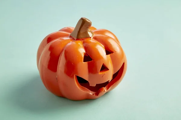 Una zucca di Halloween su sfondo blu pastello — Foto Stock