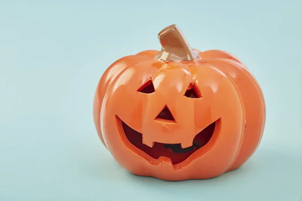 Una zucca di Halloween su sfondo blu pastello — Foto Stock