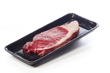 Beyaz arka planda izole paket çiğ Sığır biftek