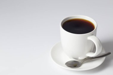 parlak gri arka planda kahve fincan