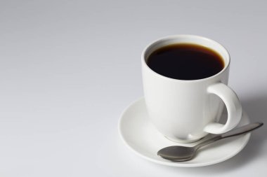 parlak gri arka planda kahve fincan