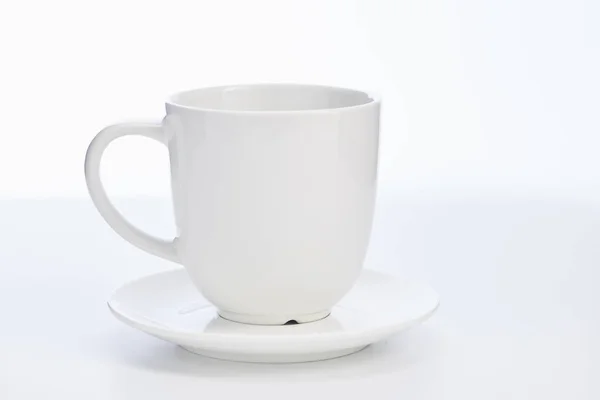 Leere weiße Tasse isoliert auf weiß — Stockfoto