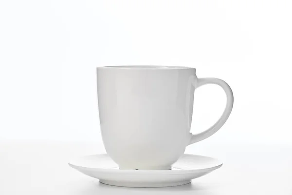 Leere weiße Tasse isoliert auf weiß — Stockfoto