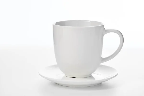 白に隔離された空の白いカップ — ストック写真