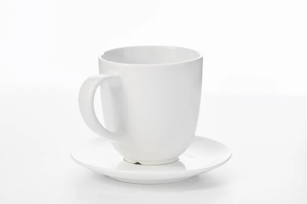 Leere weiße Tasse isoliert auf weiß — Stockfoto