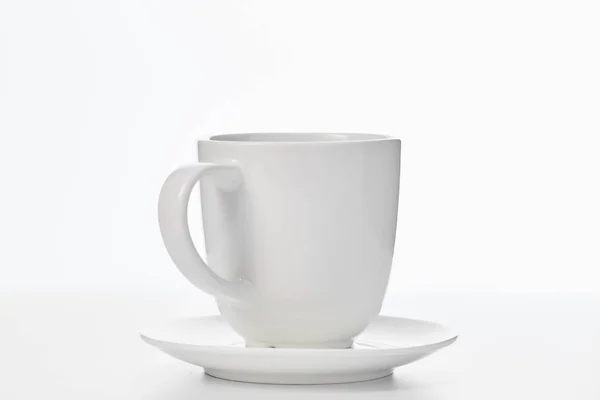 Порожня біла чашка ізольована на білому — стокове фото