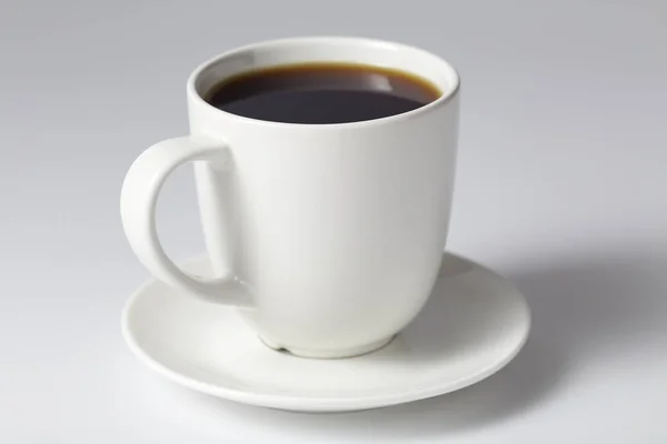 Kopje koffie op heldere grijze achtergrond — Stockfoto