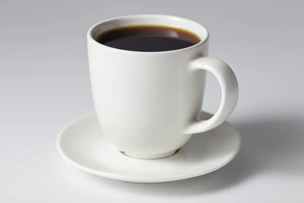 Kopje koffie op heldere grijze achtergrond — Stockfoto