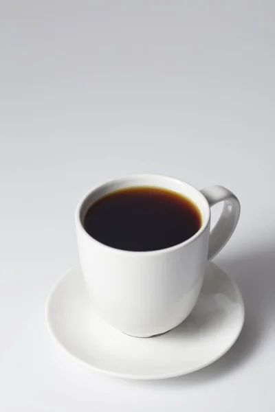 Kopje koffie op heldere grijze achtergrond — Stockfoto