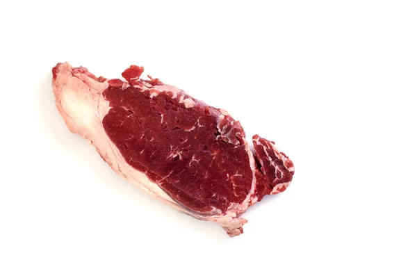 Steak de bœuf cru frais sur fond blanc — Photo
