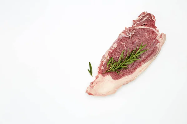 Surový steak s kořením na bílém — Stock fotografie