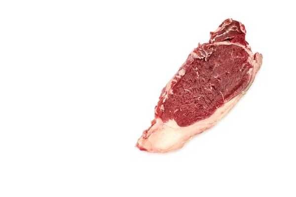 Čerstvé syrové hovězí steak na bílém pozadí — Stock fotografie