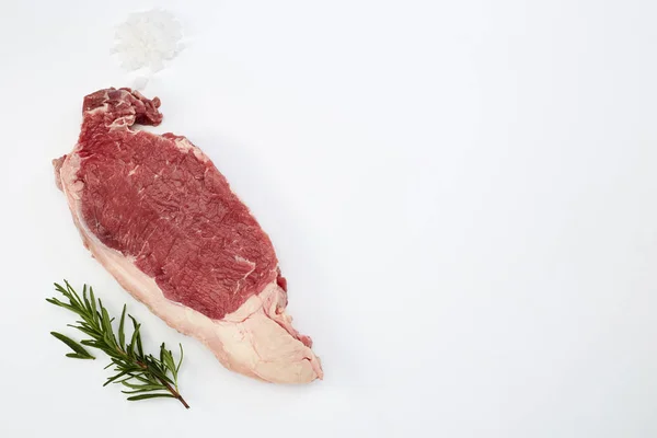 Beyaz baharatlar ile taze çiğ Sığır biftek — Stok fotoğraf