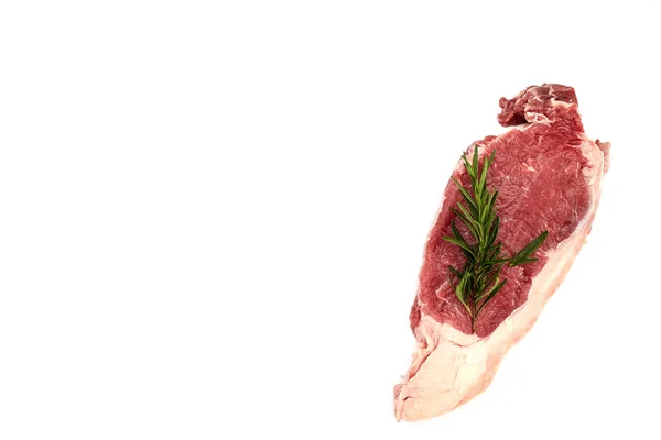 Surový steak s kořením na bílém — Stock fotografie