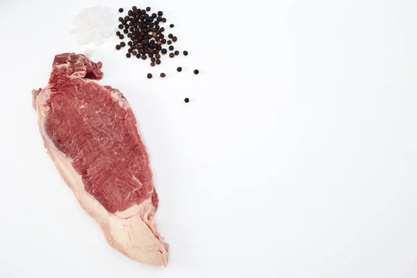Beyaz baharatlar ile taze çiğ Sığır biftek — Stok fotoğraf