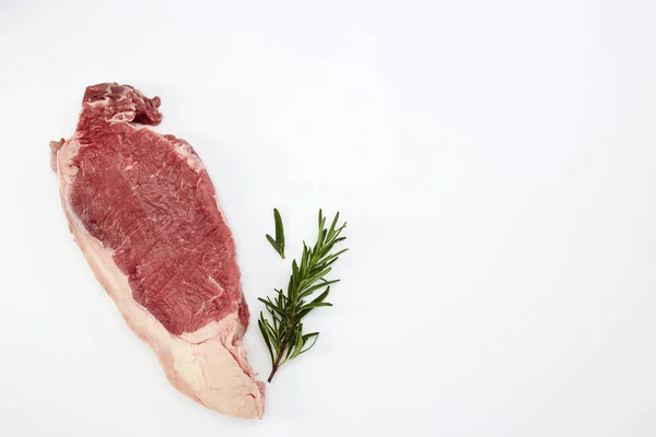 Beyaz baharat ile çiğ biftek — Stok fotoğraf
