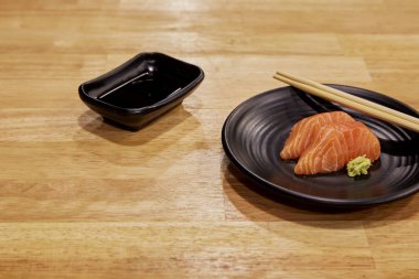 Japon restoranda taze somon sashimi