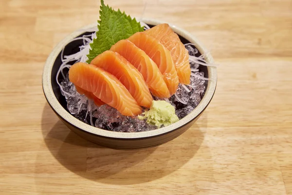 Verse zalm sashimi in Japans restaurant — Stockfoto