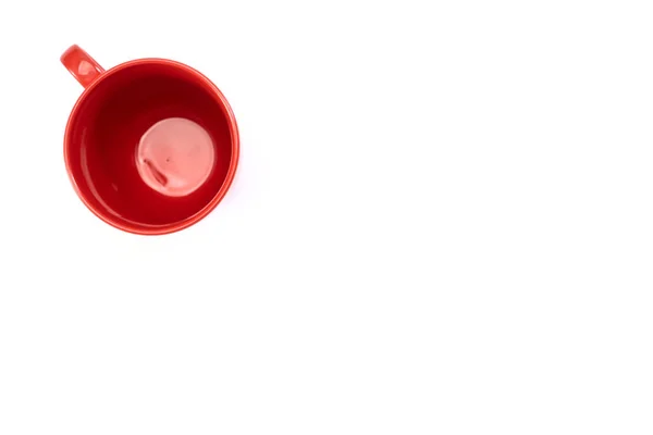 白にコーヒーと紅茶のための空の赤いカップ — ストック写真