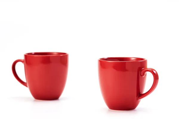 Caneca de cerâmica vermelha no fundo branco — Fotografia de Stock