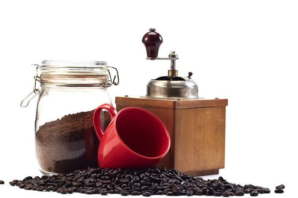 Kaffeemühle und leere Tasse, Kaffeebohnen — Stockfoto