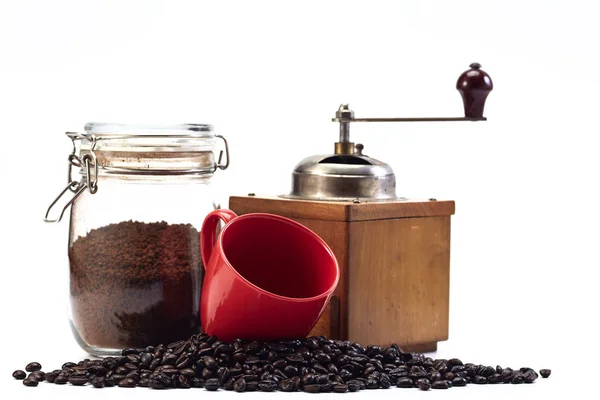 Kávédaráló és üres csésze, kávébab — Stock Fotó
