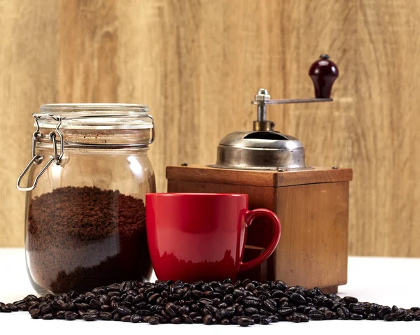 Kaffeemühle und leere Tasse, Kaffeebohnen — Stockfoto