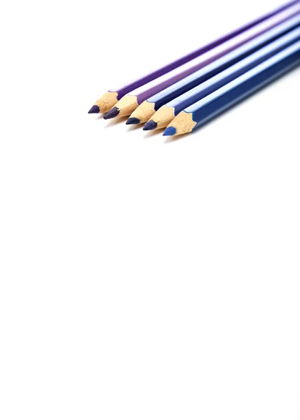 Primo piano di matite colorate su bianco — Foto Stock