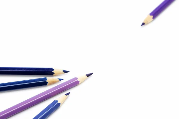 Primo piano di matite colorate su bianco — Foto Stock