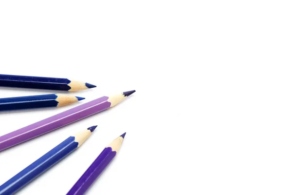 Крупный план цветных карандашей на белом фоне — стоковое фото