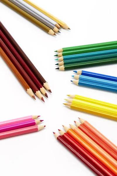 Крупный план цветных карандашей на белом фоне — стоковое фото