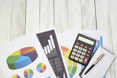 Tablodaki Belgelerde Yüksek Açı Görünümü Hesap Makinesi