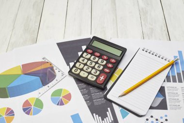 Tablodaki Belgelerde Yüksek Açı Görünümü Hesap Makinesi