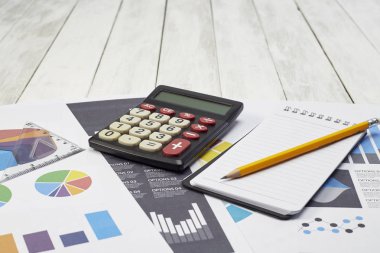 Tablodaki Belgelerde Yüksek Açı Görünümü Hesap Makinesi