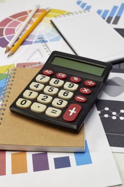 Tablodaki Belgelerde Yüksek Açı Görünümü Hesap Makinesi