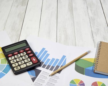 Tablodaki Belgelerde Yüksek Açı Görünümü Hesap Makinesi