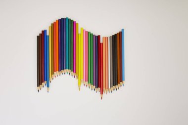 Beyaz arkaplanda renkli kalemler