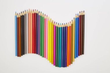 Beyaz arkaplanda renkli kalemler