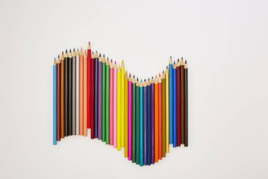 Beyaz arkaplanda renkli kalemler