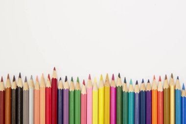 Beyaz arkaplanda renkli kalemler