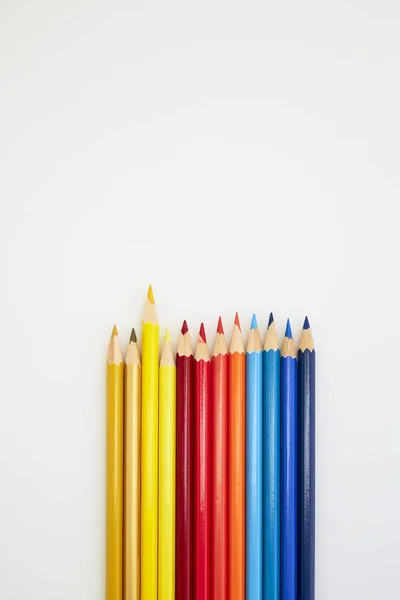 Lápices de madera de colores para dibujar en blanco — Foto de Stock