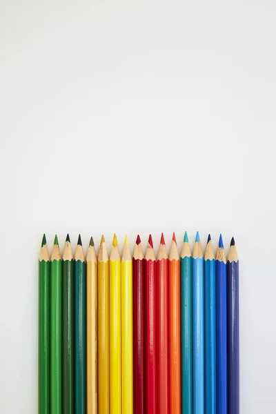 Buntstifte zum Zeichnen auf Weiß — Stockfoto